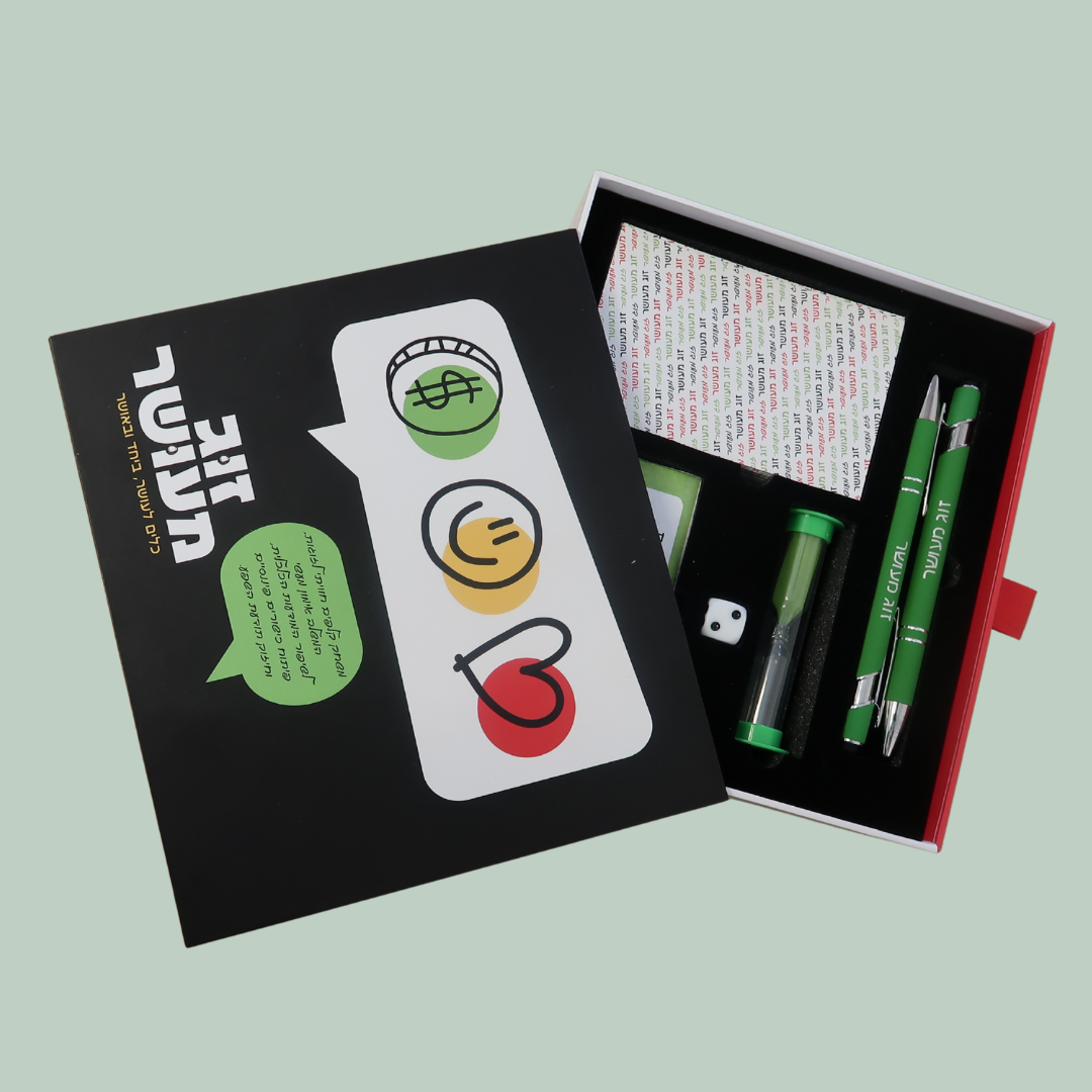 עיצוב ללא שם (11) צילום של משחק זוגי כלכלי "זוג מעושר", כולל קלפים, קובייה ופנקסים.